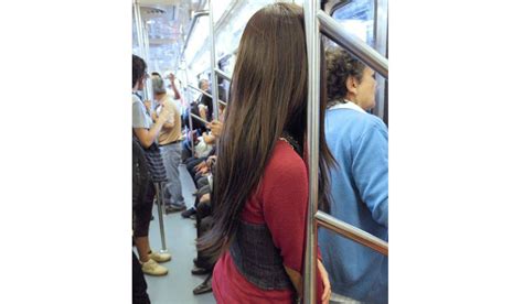 Arrimones en el metro: campaña viral te pone en el lugar de las .